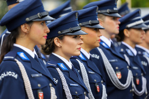 Grupa policjantów i policjantek w umundurowaniu galowym