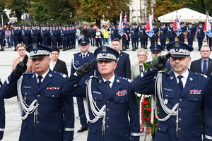 Grupa policjantów w umundurowaniu galowym stoi na Placu Biegańskiego