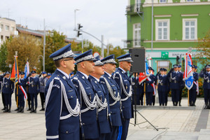 Delegacja policjantów maszeruje przez plac