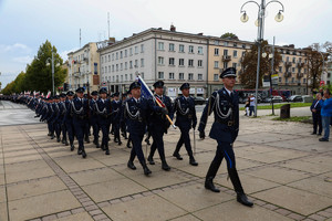 Dowódca wprowadza kompanię honorowa na miejsce uroczystości