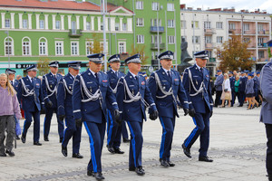 Policyjna delegacja maszeruje placem Biegańskiego