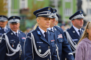 Policjantka i policjanci stoją w szyku na placu Biegańskiego