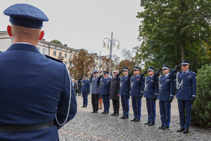 Policjanci stoją przy pomniku.