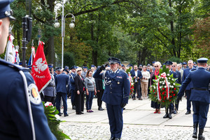 Policjanta delegacja stoi na placu Biegańskiego