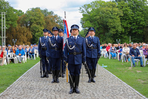 Policjanci w szyku stoją w rejonie błoni jasnogórskich gdzie odbywa się uroczystość