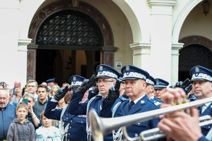 Policyjna orkiestra gra na instrumentach na dziedzińcu klasztoru