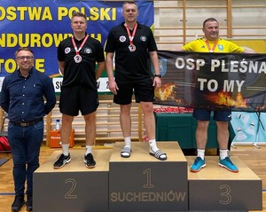 Zwycięzcy stoją na podium