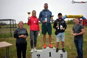 Policjanci w strojach sportowych stoją na podium