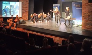 Spektakl teatralny aktorów na scenie