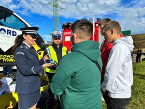 Pani komendant i policjant wręcza zwycięzcom puchar Komendanta Miejskiego Policji w Częstochowie