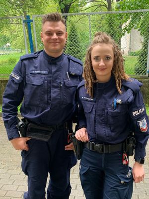 Policjantka i policjant pozują do zdjęcia