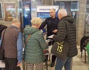 Policjant rozmawia z seniorami