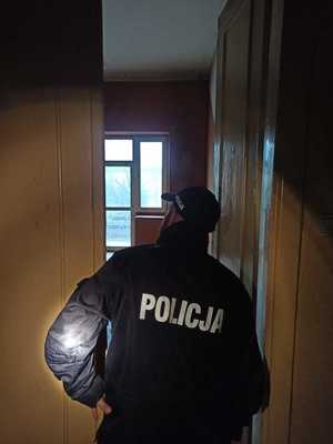 Policjant sprawdza opuszczone mieszkanie