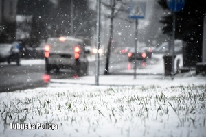 zdjęcie przedstawia zimowe, trudne warunki drogowe
