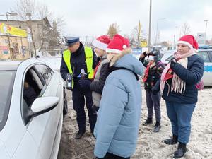 Uczestnicy akcji rozmawiają z kierującym