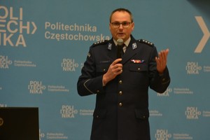 Zastępca Komendanta Miejskiego Policji w Częstochowie w trakcie prelekcji