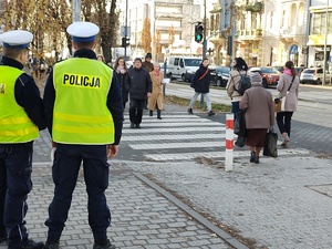 Policjanci obserwują przejście dla pieszych