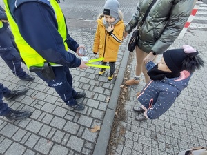 Policjanci rozdają odblaski