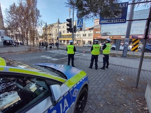 Policjanci obserwują zachowanie pieszych