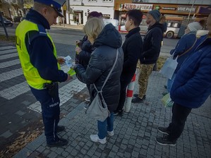 Policjanci rozdają odblaski