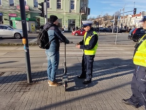 Policjanci rozdają odblaski