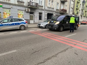 Policjant kontroluje pojazd na ulicy