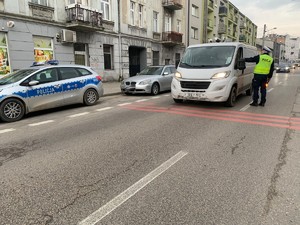 Policjant sprawdza stan trzeźwości kierującego busem