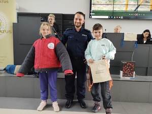 Dzieci pozują do zdjęcia z policjantem