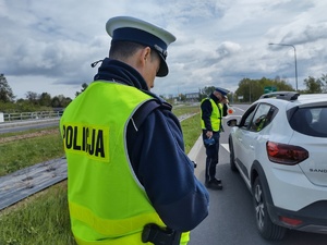 Policjanci kontrolują kierowcę osobówki