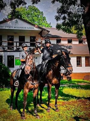 Policjanci na koniach prezentują swój puchar