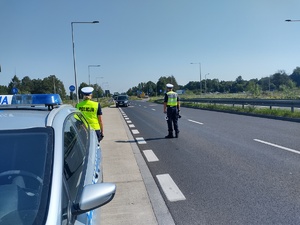 Policjanci zatrzymują pojazd do kontroli