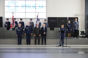 Policjanci stoją w szeregu w auli