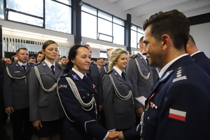 Komendant wręcza akt mianowania policjantowi