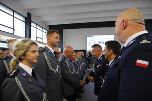 Policjant wręcza akt mianowania policjantce