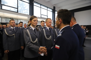 Komendant wręcza akt mianowania policjantce