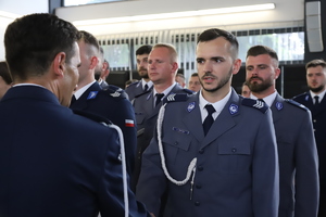 Policjant przyjmuje gratulacje od komendanta