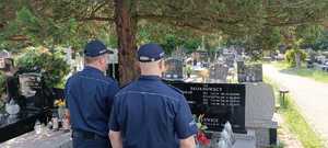 Policjanci stoją nad grobem