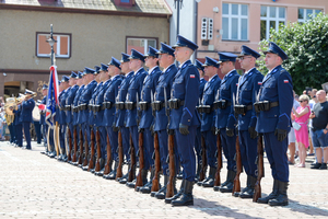 Policjanci stoją w szeregu