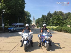 Policjanci na motocyklach pod jasnogórskimi błoniami