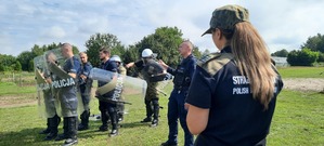 Policjanci i strażnicy ćwiczą zadania na podwórku