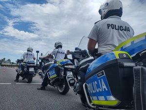 Policjanci na motocyklach ustawieni na placu manewrowym