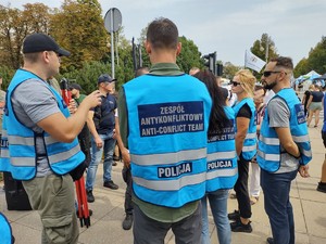 Policjanci w kamizelkach z napisem Policja antykonfliktowa