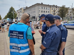 Policjanci rozmawiają z kobietą