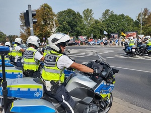 Policjanci na motocyklach zabezpieczają drogę