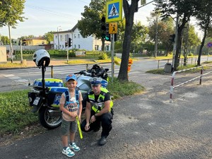 Policjant pozuje do zdjęcia z chłopcem