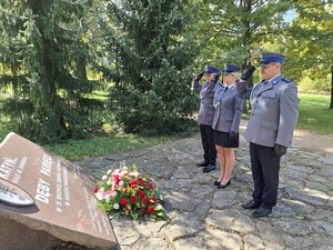 Delegacja policjantów oddaje honor przed pomnikiem