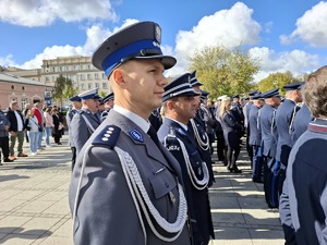 Policjanci w umundurowaniu wyjściowym stoją na placu obok siebie