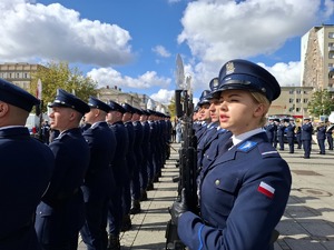 Policjanci z kompani honorowej stoją w dwuszeregu