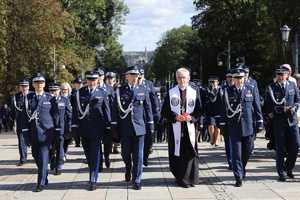 Policjanci w towarzystwie biskupa maszerują w kierunku Jasnej Góry