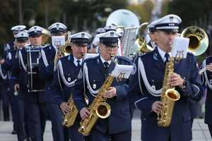 Grupa policjantów gra na instrumentach